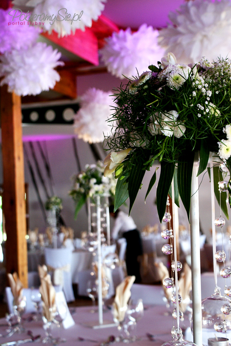 dekoracja sali weselnej pomponami pompony