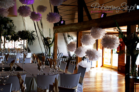 pompony papierowe sala weselna dekoracja 