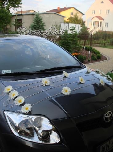 dekoracja auta do ślubu na ratanie