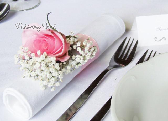 dekoracja ślubna serwetki, różowa róża, gipsówka, stół weselny, dekoracje ślubne