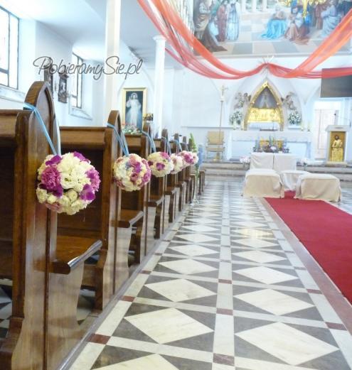 dekoracja kościoła, kwiatowe kule, bukiety, róże, gożdziki