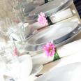 dekoracja �lubna serwetki, r�owy kwiat, zielona trawa, st� weselny, dekoracje �lubne