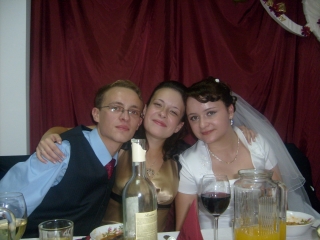 Panna młoda ze świadkową i narzeczonym świadkowej ;) - wesele Ani i Gabriela (27 września 2008)