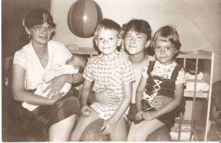 To małe po lewej to Ola. Trzyma ją mama, obok chrzestna z rodzeństwem stryjecznym - Marcinem i Agnieszką