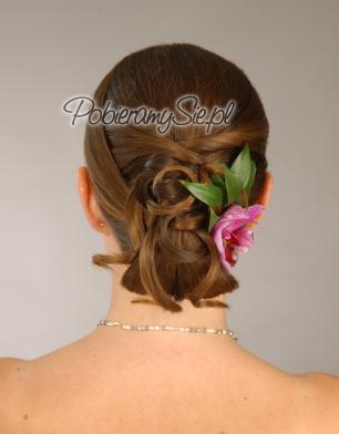 kwiaty we włosach - fryzura ślubna