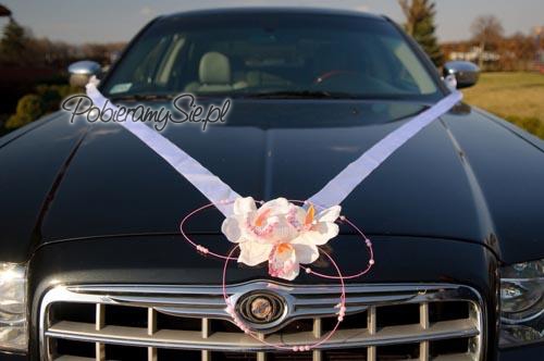 Ślubna dekoracja samochodu- bardzo delikatna kompozycja ze storczyków ratanu i perełek