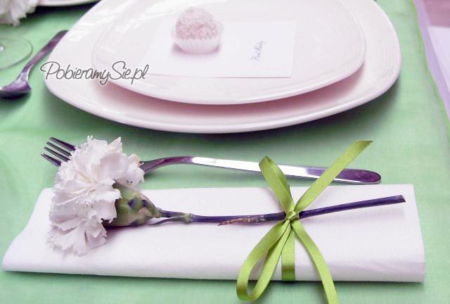 dekoracje ślubne serwetek, dekoracja stołu weselnego, goździki, zielone wstążeczki