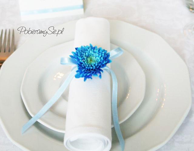 dekoracja ślubna serwetki, niebieski kwiat, stół weselny, dekoracje ślubne