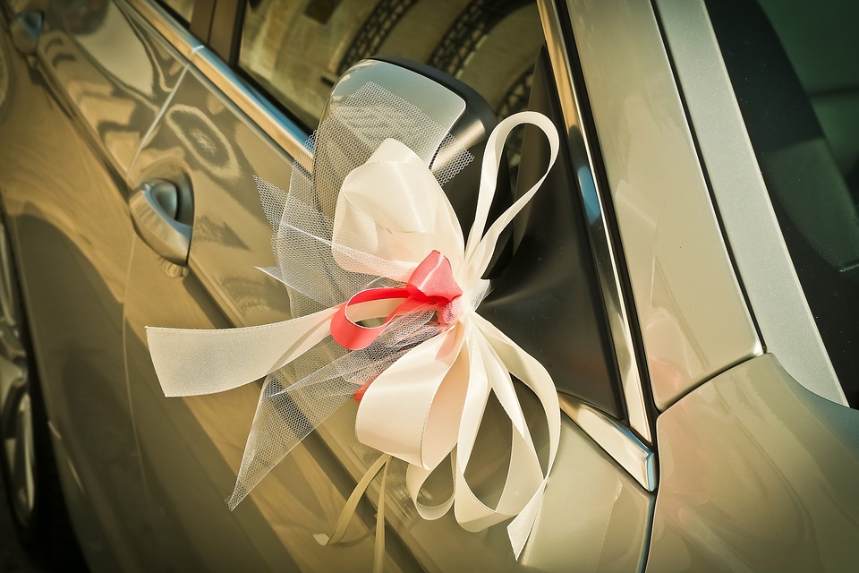 Samochód do ślubu - dekoracja samochodu